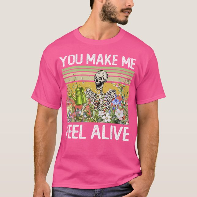 You Make Me Feel Alive Funny Skull Gardening Plant T Shirt (Framsida)