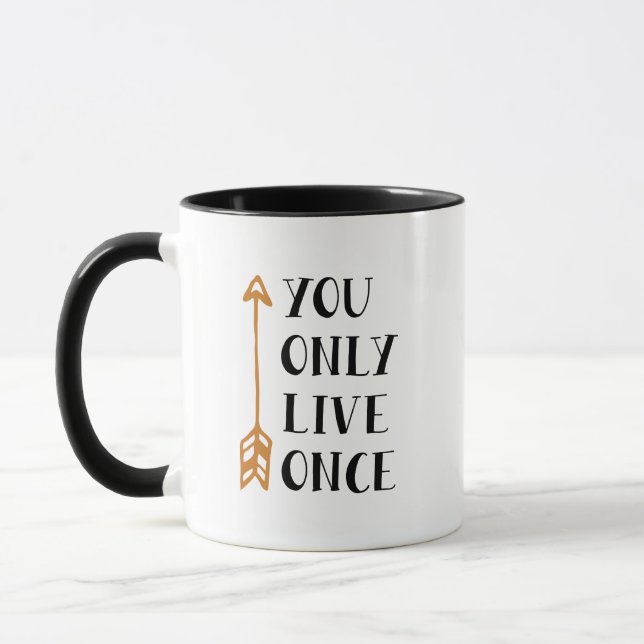 You Only Live Once – YOLO Arrow Design for T-Shirt Mugg (Vänster)