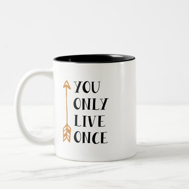 You Only Live Once – YOLO Arrow Design for T-Shirt Två-Tonad Mugg (Vänster)