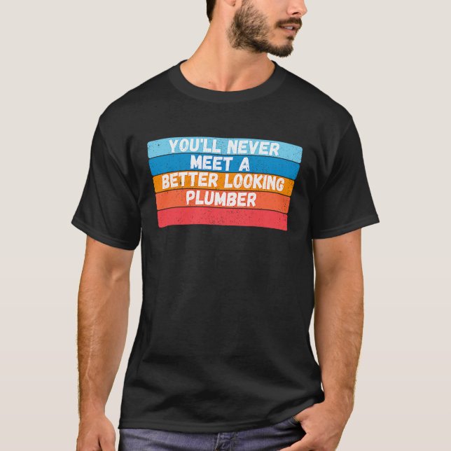 You Will Never Meet A Better Looking Plumber T Shirt (Framsida)