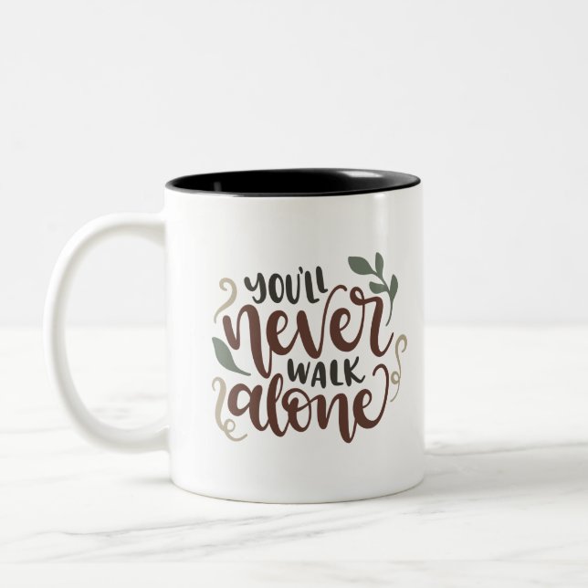 You'll Never Walk Alone – Comforting Hand-Lettered Två-Tonad Mugg (Vänster)