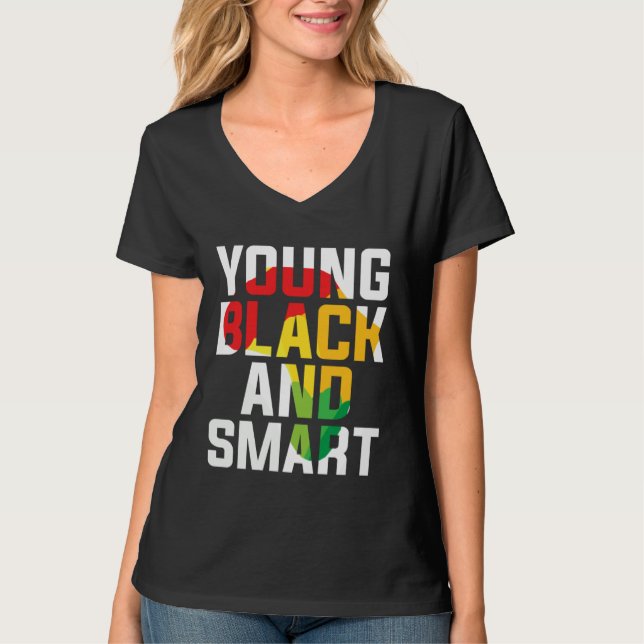 Young Black and Smart I Am The Strong African Quee T Shirt (Framsida)