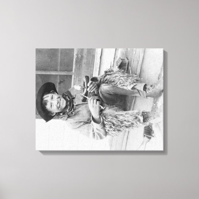 Young Boy Drappade som Cowboy med Leksak Canvastryck (Framsida)