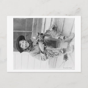 Young Boy Drappade som Cowboy med Leksak Vykort