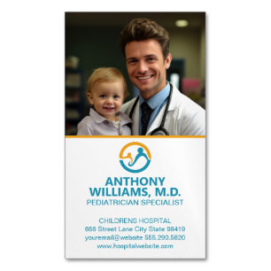 Young Doktor Holding Smiling Child Magnetiska Visitkort