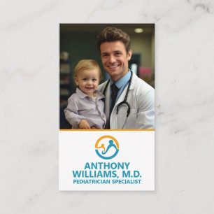 Young Doktor Holding Smiling Child Visitkort