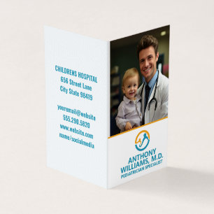 Young Doktor Holding Smiling Child Visitkort