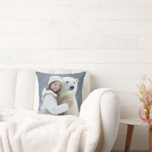 Young Girl Hugger en Polar Bear Kudde