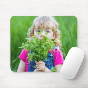 Young Girl with Handful of Ogräs Musmatta