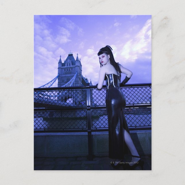 Young Goth-kvinnan vid Torn Bridge, London Vykort (Framsida)