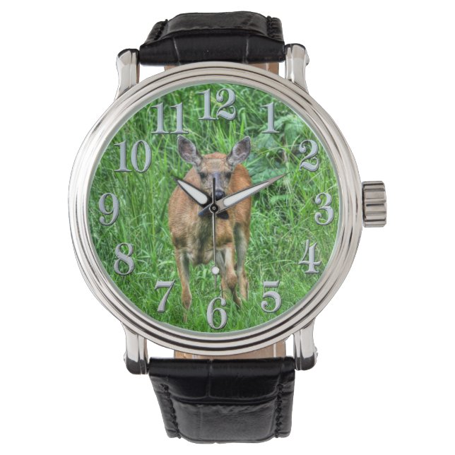 Young Hjort Doe and Grönt Grasses Wildlife watch Armbandsur (Framsida)