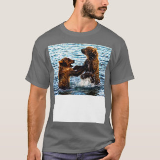 Young Kodiak Brown Bears leker Wrestle i Vatten Al T Shirt