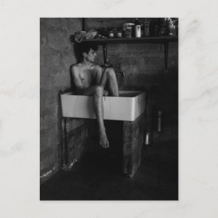 Young Man i en Sink Vykort