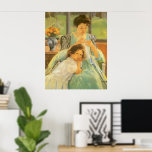Young Mor Sewing by Mary Cassatt, Vintage Art Poster<br><div class="desc">Young Mor Sewing (c. 1900) av Mary Cassatt är en vintage av bra konsthantverk porträtt målning. En flicka, hennes dotter, lutar på hennes knä. En vas med en blombukett är på bord bakom dem. Ett mamma som lagrar lite kläder med ett barn. Om konstnären: Mary Stevenson Cassatt (1844-1926) var en...</div>