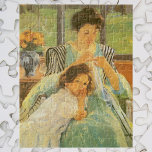 Young Mor Sewing by Mary Cassatt, Vintage Art Pussel<br><div class="desc">Young Mor Sewing (c. 1900) av Mary Cassatt är en vintage av bra konsthantverk porträtt målning. En flicka, hennes dotter, lutar på hennes knä. En vas med en blombukett är på bord bakom dem. Ett mamma som lagrar lite kläder med ett barn. Om konstnären: Mary Stevenson Cassatt (1844-1926) var en...</div>