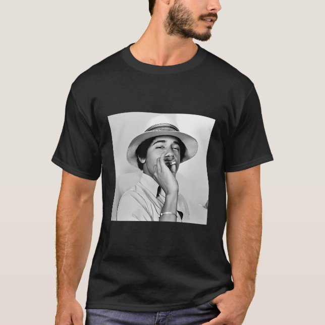 Young Obama College Smoking Barack Obama T Shirt (Framsida)