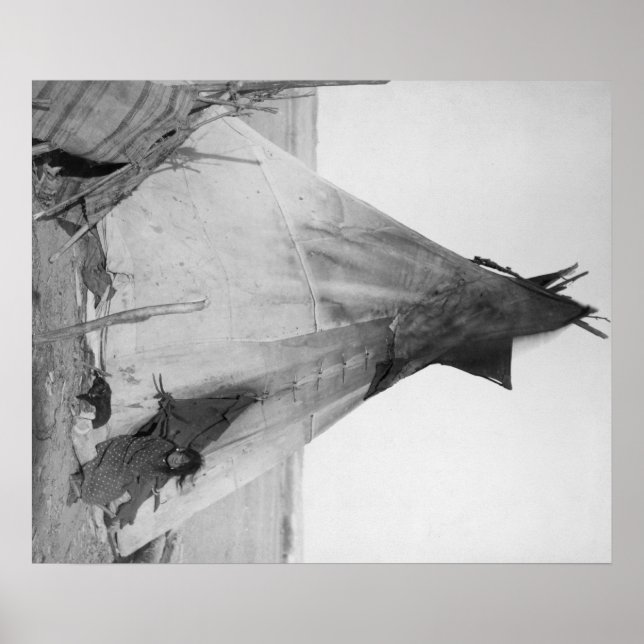 Young Oglala Indian Girl with Puppy utanför Tipi Poster (Framsidan)