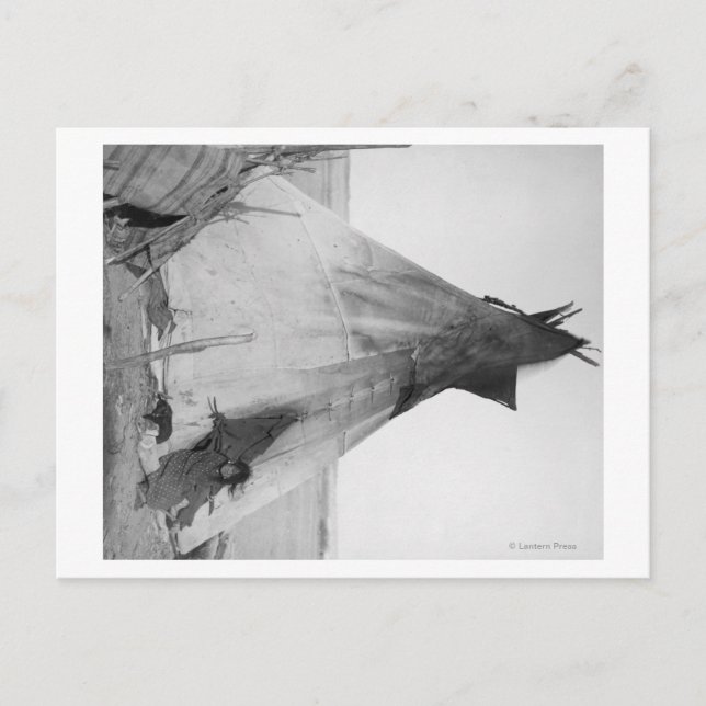 Young Oglala Indian Girl with Puppy utanför Tipi Vykort (Framsida)