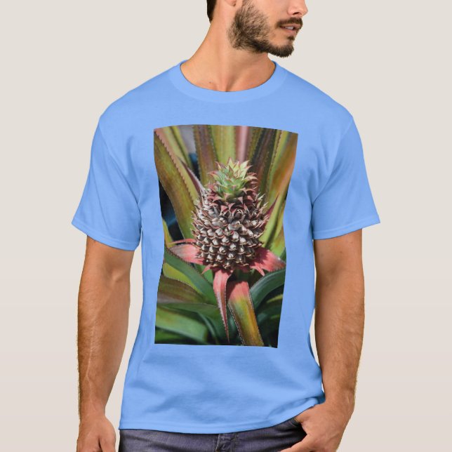 Young pineapple growing under the tropical sun ret t shirt (Framsida)