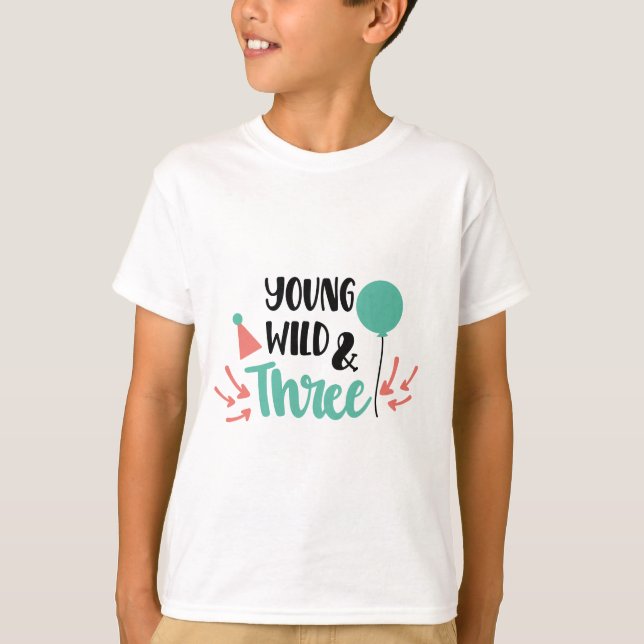 Young, Wild & Three – Cute 3rd Birthday Design T Shirt (Framsida)