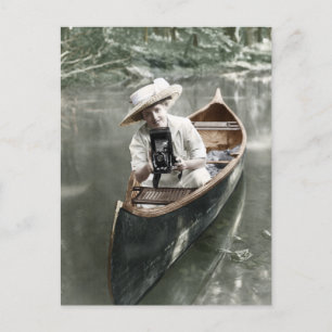 Young Woman på en Canoe med en kamera Vykort