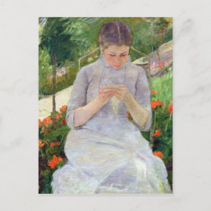 Young Woman Sewing i trädgården, 1880-82 Vykort