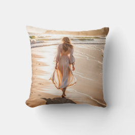 Young Woman Walking the Beach Kudde