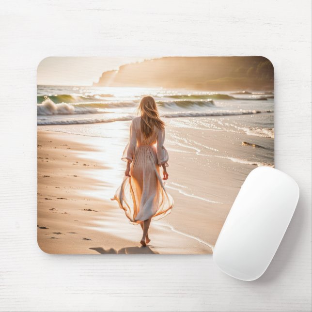 Young Woman Walking the Beach Musmatta (Med mus)