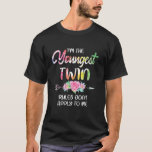 Youngest Twin Syskon Birthday Funny Twillingars Ma T Shirt<br><div class="desc">Söka efter en rolig matchande twillingar-skjorta för att ta syskon rivalitet till en annan nivå? Tittar för den yngre tvillingsyster eller lilltingbroderskjorta som gör att din äldre tvillin går vild? Här är det för roliga stunder med din äldsta tvilling! Besök varumärket ovan om du vill ha fullständiga matchningsutfall för twillingar...</div>