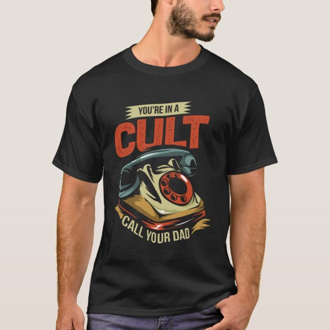 You're In A Cult Call Your Dad T Shirt (Framsida)