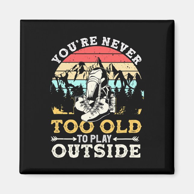 You're Never Too Old To Play Outside Mountain Hiki Magnet (Framsidan)