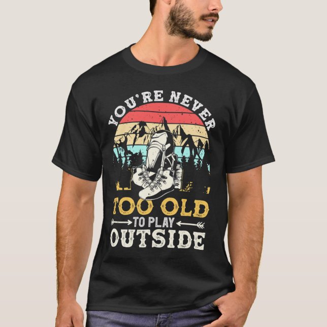 You're Never Too Old To Play Outside Mountain Hiki T Shirt (Framsida)