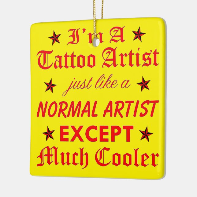 Yrkesmässig tatueringkonstnärnågot liknande en det julgransprydnad keramik (Vänster)