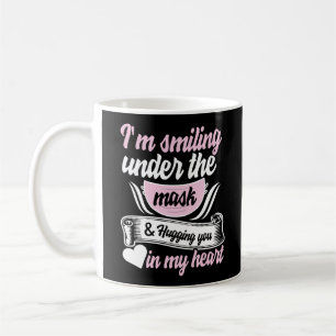 Yrkesterapeut jag ler under masken kaffemugg