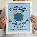 Yrkesterapi gör att World Go Round Poster<br><div class="desc">OT får världen att gå runt och poster med ditt anpassningsbar företag i grund. En söt yrkesbehandlingsgåva till din favoritarbetsterapi. Det finns en grupp människor som håller händer kring den blå och grönt jorden. Kom tillsammans för att åstadkomma en förändring genom att hjälpa människor genom sensoriskt spel.</div>