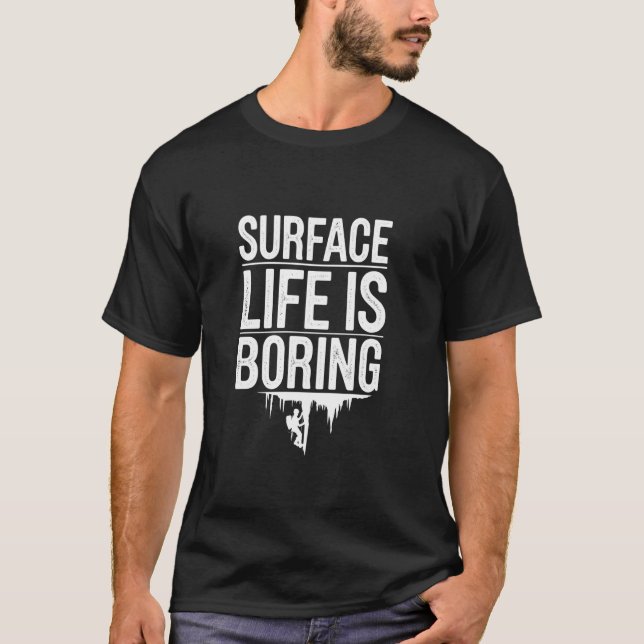 Ytan Är Tråkig, Spelunking T Shirt (Framsida)