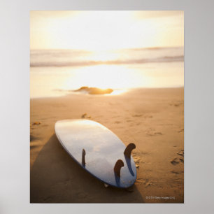Ytbordläggning på strand vid solnedgång poster