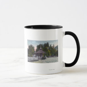 Yttre beskåda av det gammala väl huset på blåt mugg
