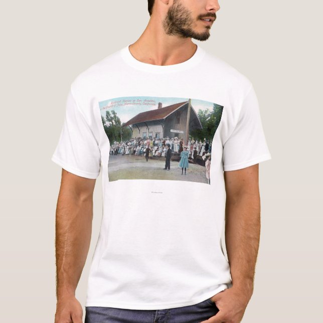 Yttre beskåda av järnvägstation på 4th av t shirt (Framsida)