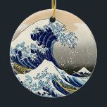 Yttre tjänst: Underbara Wave Ukiyo-e<br><div class="desc">Lägg dig i den tidlösa skönheten i Hokusais ikoniska mästerverk med vår "eviga serenitet"-prydnad. Den här vintagen japanska Ukiyo-e-träsket av The Underbar Wave i Kanagawa kommer till liv i detalj. Den smidiga, vassa fokuseringen fångar varje nyans, vilket gör att du kan känna styrkan och majesteten i vågen som om du...</div>