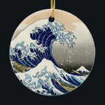 Yttre tjänst: Underbara Wave Ukiyo-e Julgransprydnad Keramik<br><div class="desc">Lägg dig i den tidlösa skönheten i Hokusais ikoniska mästerverk med vår "eviga serenitet"-prydnad. Den här vintagen japanska Ukiyo-e-träsket av The Underbar Wave i Kanagawa kommer till liv i detalj. Den smidiga, vassa fokuseringen fångar varje nyans, vilket gör att du kan känna styrkan och majesteten i vågen som om du...</div>