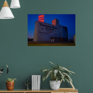 Yukon' Best Flour Mill Neonljusskylt vid skymning Poster