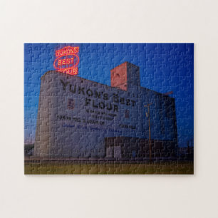 Yukon' Best Flour Mill neonskylt i skymningen Pussel