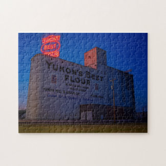 Yukon' Best Flour Mill neonskylt i skymningen Pussel
