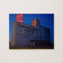 Yukon' Best Flour Mill neonskylt i skymningen