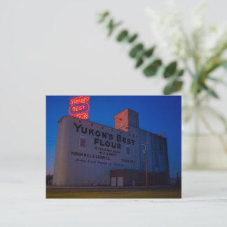 Yukon' Best Flourkvarn Neon skylt vid skymning Helg Vykort