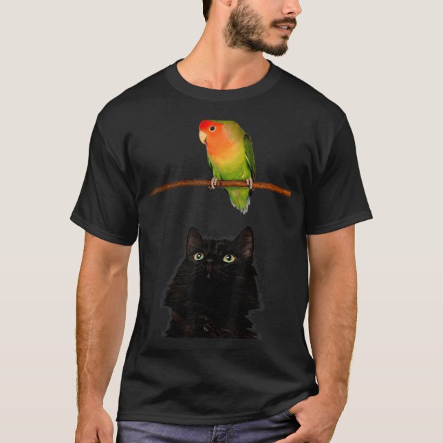 Yummiddagen har anlänt katt Tittar på en papegoja T Shirt (Framsida)
