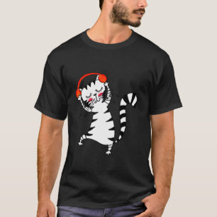 Yuna Cat njuter av slaget med sitt nya hörn T Shirt