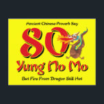 Yung No Mo 80 Birthday Postcard Call Inbjudan Vykort<br><div class="desc">Lustigt 80-årsjubileum med ett kinesiskt ordspråk som säger ANCIENT CHINESE PROVERB SÄG 80 YUNG NO MO MEN BRRE FRÅN DRAGON FORTFARANDE HETT. Roligt asiatisk stil och andningsdragon. Underbar för en gag. PinkInkArt-original!</div>