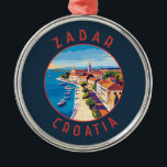 Zadar Kroatien Retro Distress Circle Julgransprydnad Metall<br><div class="desc">Färgdesign för Zadar-reflektor. Zadar,  en stad på Kroatiens Dalmatiska kusten,  är känd för de romerska och venetianska ruinerna på dess halvöns gamla stad.</div>